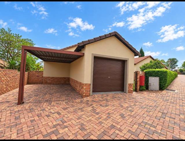 2 BEDROOM TOWNHOUSE FOR SALE IN ROOIHUISKRAAL NORTH
